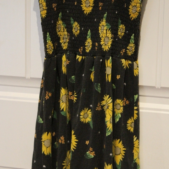 2/$25 🏷 Ripzone Charcoal Sunflower Ruched Dress Size M - Picture 3 of 3